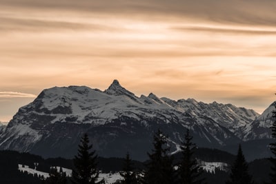 雪覆盖在夕阳山
